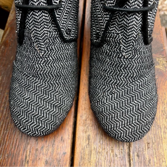 TOMS HERRINGBONE DESERT TWEED BLACK WEDGE BOOTIES SIZE 11 - Picture 3 of 14